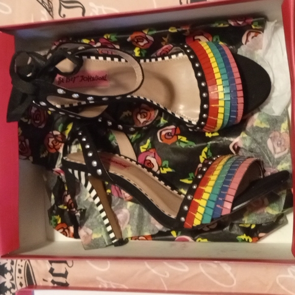 Heels - Picture 3 of 8